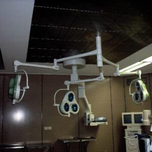 Lampe OP (montage de plafond) de la société Heraeus, type : London Trio